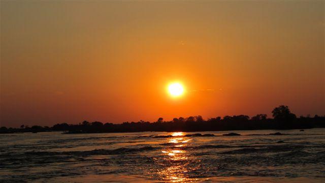 赞比西河上的日落